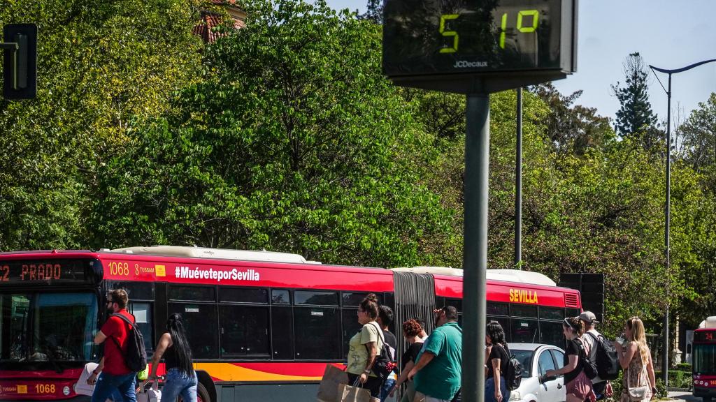 Autobús circulando por las calles de Sevilla.