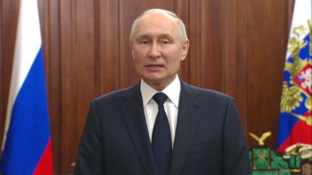 El presidente ruso, Vladímir Putin, pronuncia un discurso televisado en Moscú, este lunes.