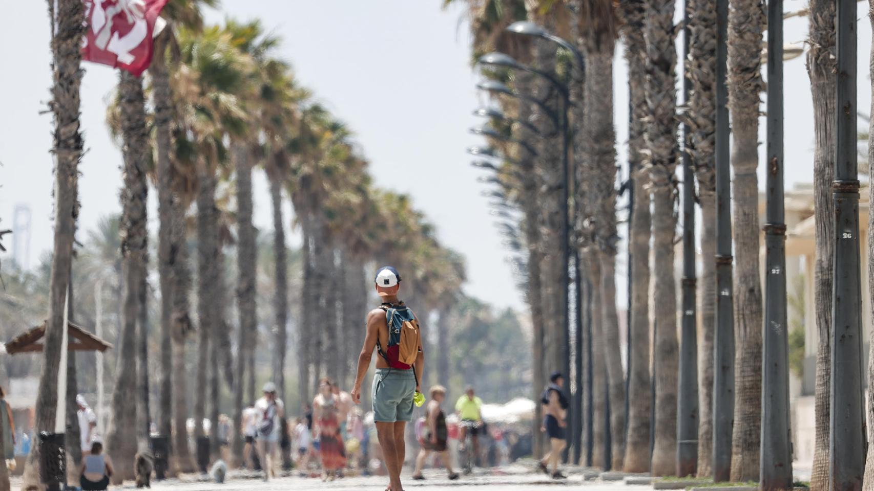 Paseo de la playa de La Patacona en la localidad valenciana de Alboraya durante el primer finde de verano.