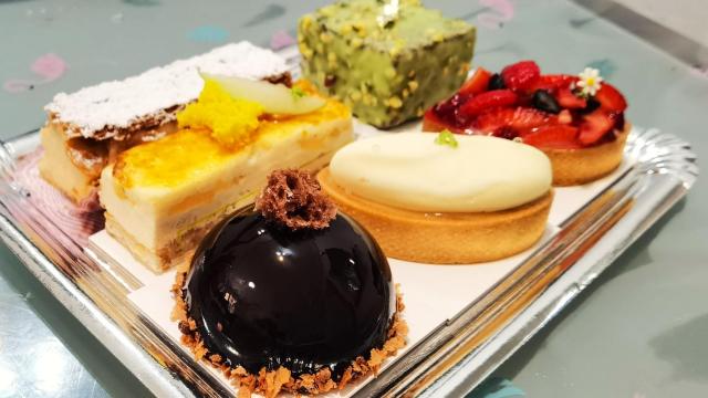 Un surtido de pasteles de Prefiero Sussu de Alicante.