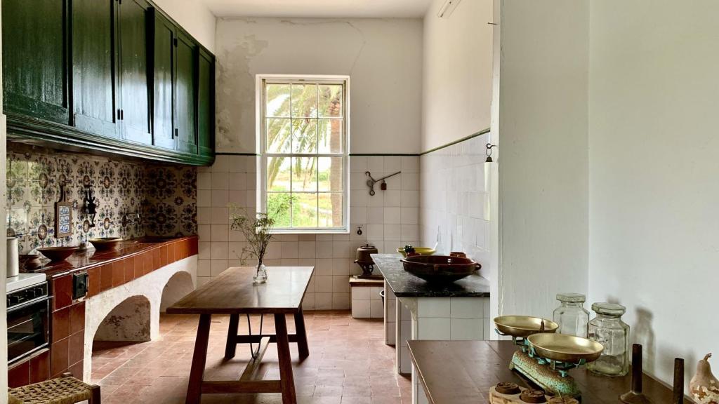 La cocina, en el piso superior de la masía, conserva su aspecto original.