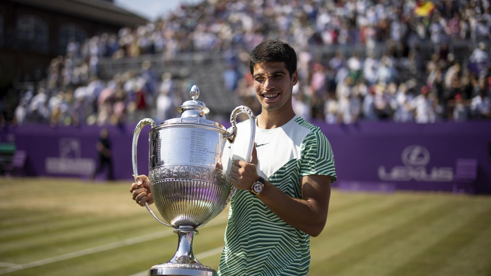 Carlos Alcaraz, con el trofeo que le acredita como campeón del torneo de Queen's.