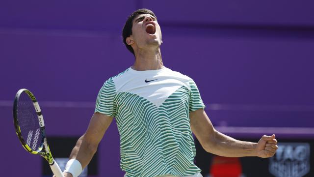 Carlos Alcaraz celebra su victoria en el torneo de Queen's