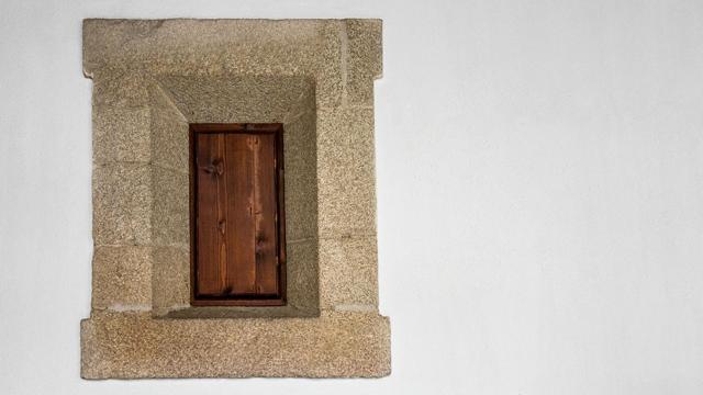 Ventana de un convento de monjas de clausura