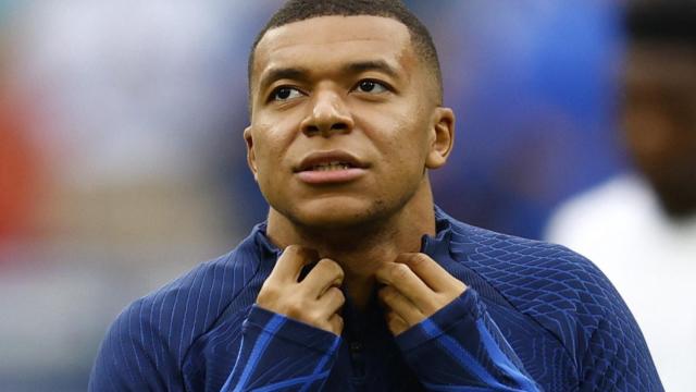 Mbappé, con gesto serio durante un entrenamiento con Francia.
