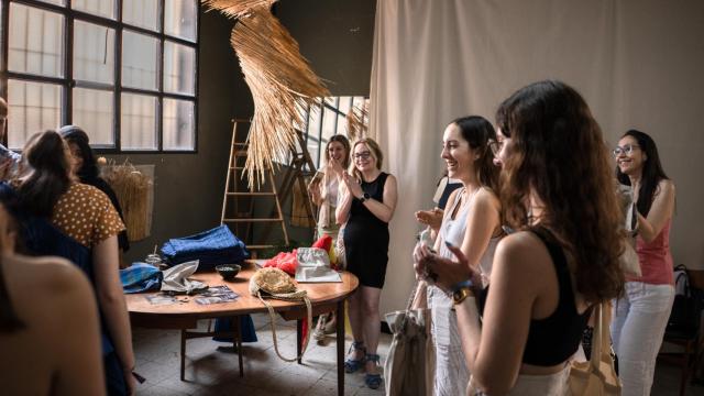 Lindsey Carey, directora del proyecto SFES, atiende junto a los estudiantes en uno de los talleres organizados en Madrid.