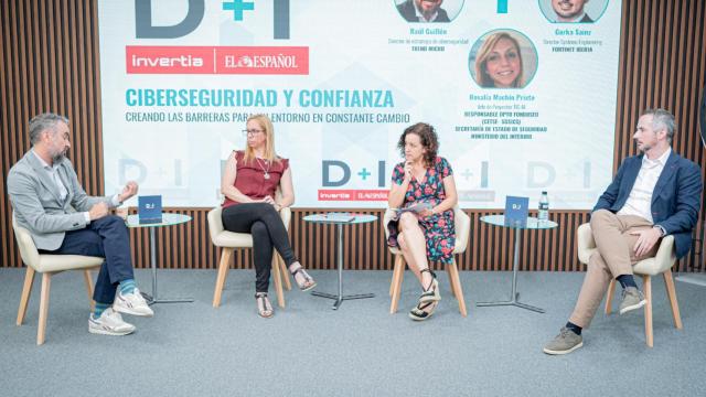 De izquierda a derecha: Raúl Guillén, director de estrategia de ciberseguridad de Trend Micro;  Rosalía Machín, capitán de la Guardia Civil, jefe de proyectos TIC-IA y jefe del Departamentos Fondos EU en la Subdirección General de Sistemas de Información y Comunicaciones para la seguridad (SGSICS) de la Secretaría de Estado de Seguridad (SES) del Ministerio del Interior; Noelia Hernández, redactora de D+I-EL ESPAÑOL; y  Gorka Sainz, director Systems Engineering de Fortinet.