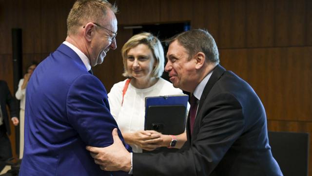 El ministro de Agricultura, Luis Planas, saluda a su homólogo polaco durante la reunión de este lunes en Luxemburgo