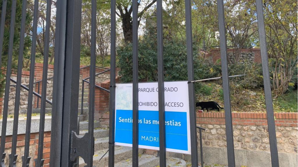 Parque de El Retiro cerrado por condiciones climatológicas adversas, en 2021.