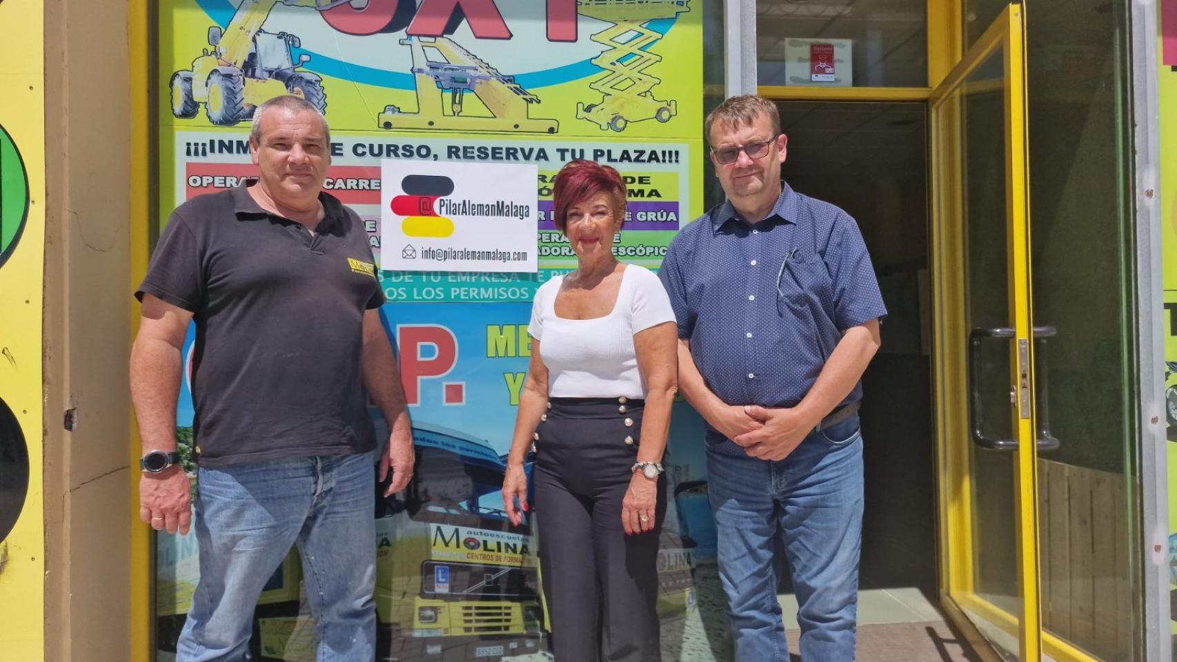 Los representantes de CapaBus, Pilar Alemán y Autoescuelas Molina.