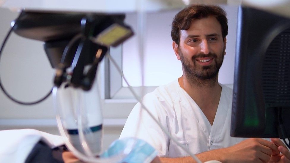 El doctor Nagib del Hospital Quironsalud Marbella.
