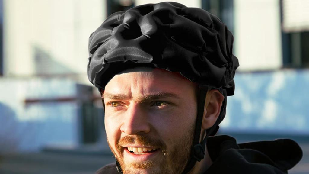 Una personas usando el casco.