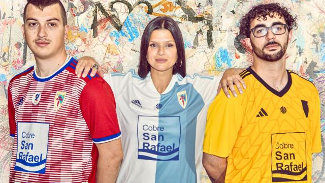 Boyanka Kostova y Sabela Arán modelando la equipación de la temporada 23-24 de la SD Compostela