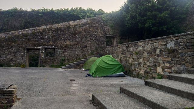 Tiendas de campaña de turistas en el parque de Belvís, Santiago de Compostela