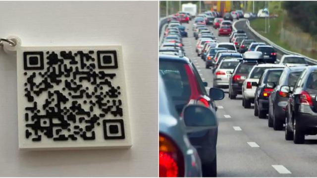 El código QR en un llavero y un fila de coches en un atasco