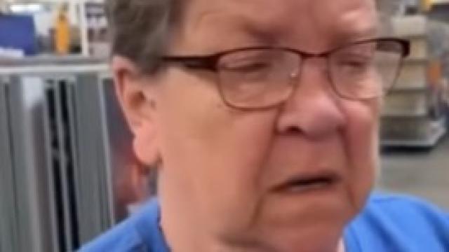 La abuela, víctima de la broma de un joven.