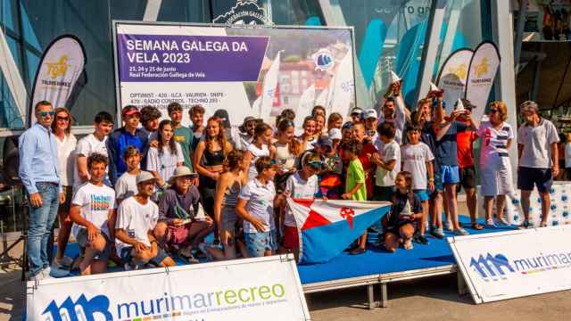 Los representantes del Real Club Náutico de Vigo, club vencedor de la Copa Galicia, recogiendo el galardón.
