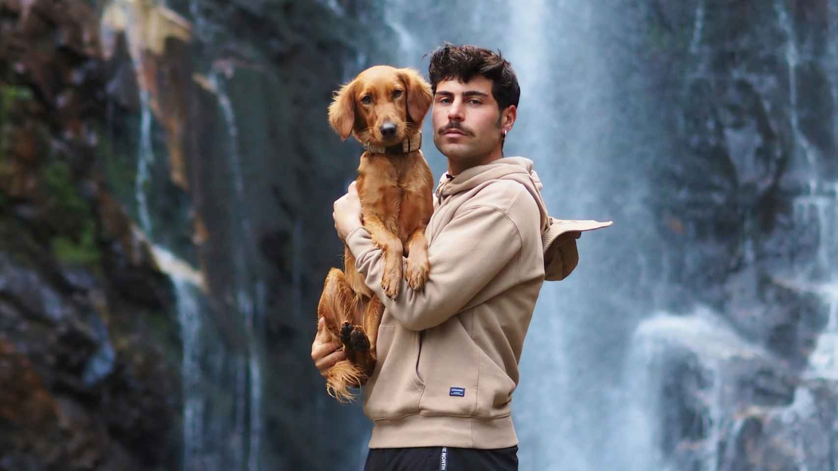 Hugo P. Cabaleiro con su perrita Roma.