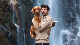 Hugo P. Cabaleiro con su perrita Roma.