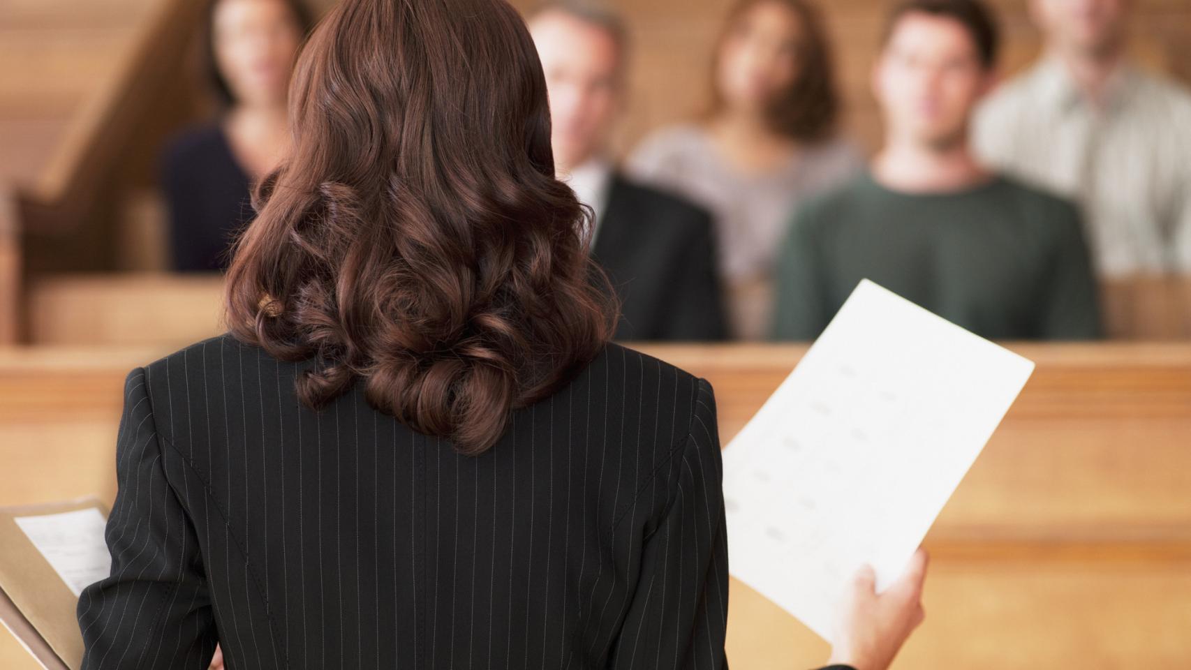 Una abogada delante del jurado en un juicio.
