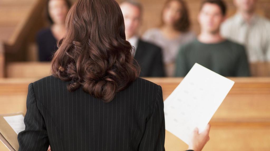 Una abogada delante del jurado en un juicio.