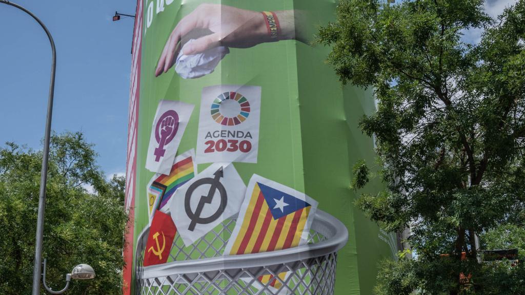 Imagen de la lona colocada por Vox en la calle Alcalá.