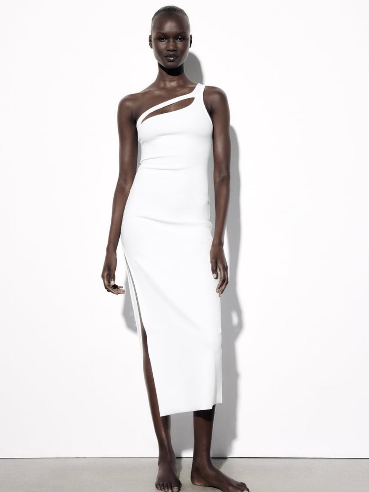 Vestido largo de Zara.