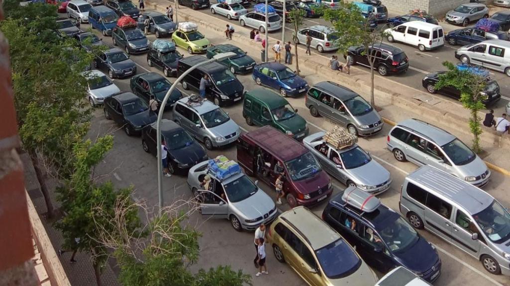 Imagen de las colas para cruzar de Melilla a Marruecos, este martes.