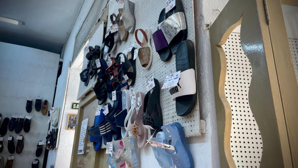 Las paredes de Calzados Hinojosa en estos momentos.
