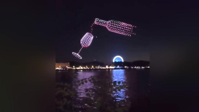 Momento de servir la copa en el espectáculo de drones francés