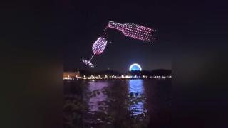 Momento de servir la copa en el espectáculo de drones francés