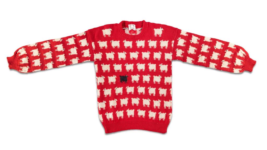 Fotografía de Sotheby's donde se aprecia el suéter con una oveja negra que llevó la princesa Diana en 1981.