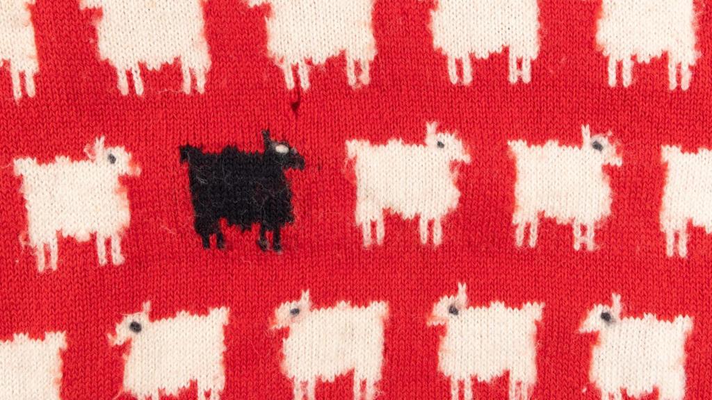 Detalle de la oveja negra en el jersey original de la princesa Diana.