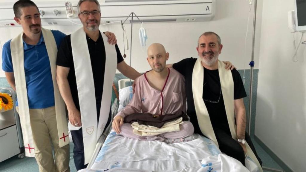 os carmelitas P. Alejandro López-Lapuente, P. Salvador Villota y P. Desiderio García, junto a Pablo María de la Cruz tras su ingreso en el noviciado de la Orden del Carmen