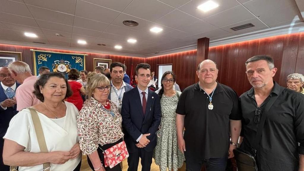 Cristian Martín Palomo arropado del grupo socialista de El Escorial el pasado 17 de junio.