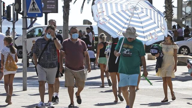 Un hombre se protege del sol en Alicante en una imagen de archivo.