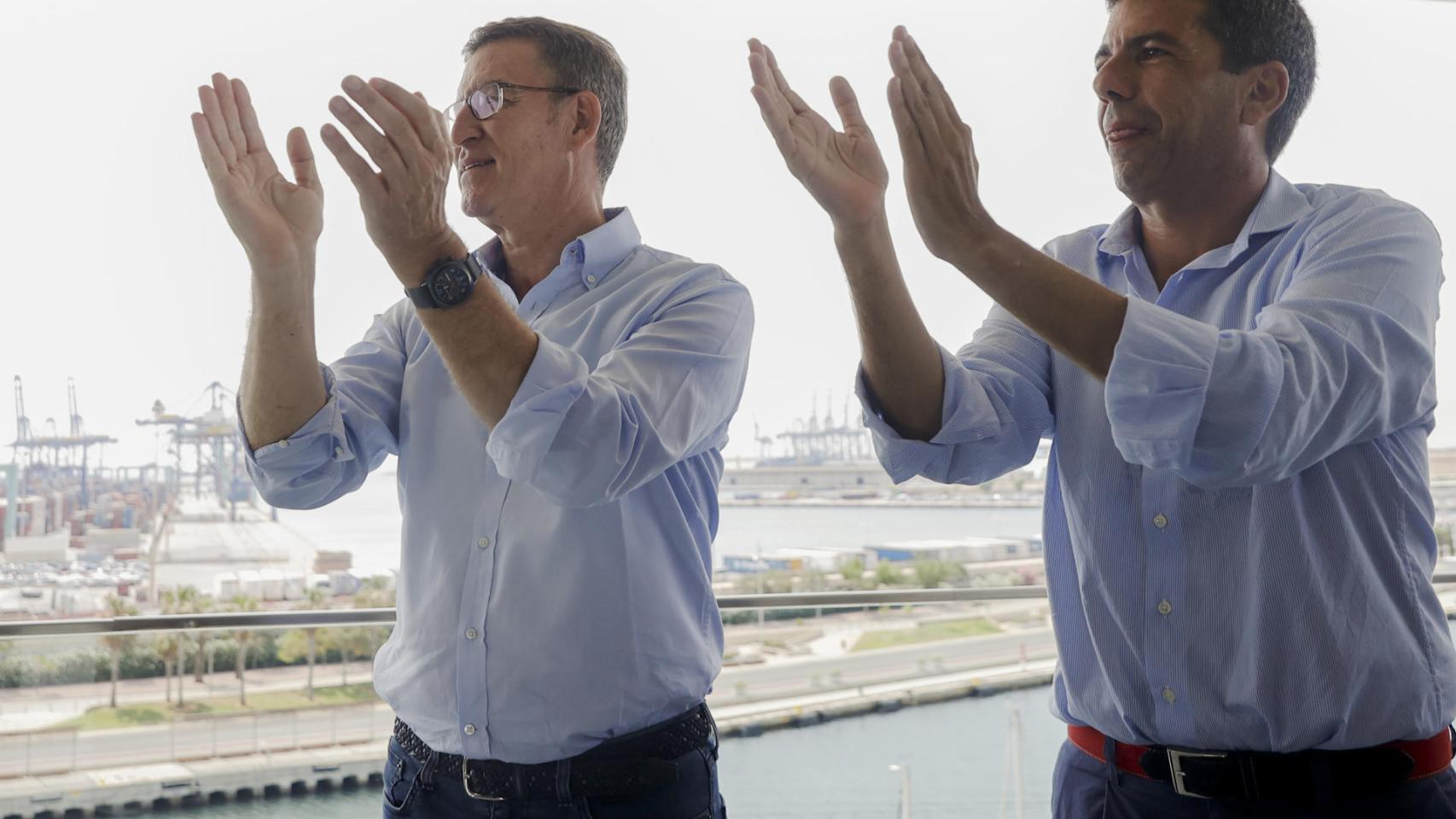 El presidente del PP, Alberto Núñez Feijóo (i) , clausura un acto sectorial sobre sanidad donde interviene también el ganador de las elecciones el 28M para presidir la Generalitat, Carlos Mazón (d).