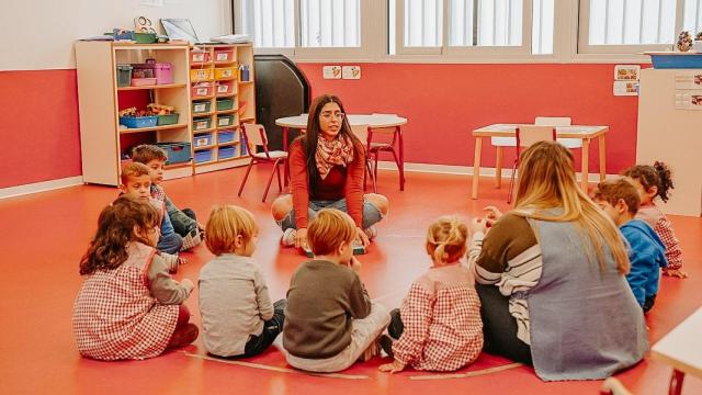 Alumnos de Educación Infantil escuchan a su profesora.