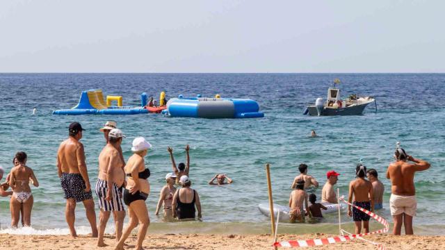 Una de las plataformas montadas frente a la playa de Benidorm.