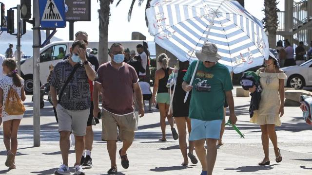 Un hombre se protege del sol en Alicante en una imagen de archivo.