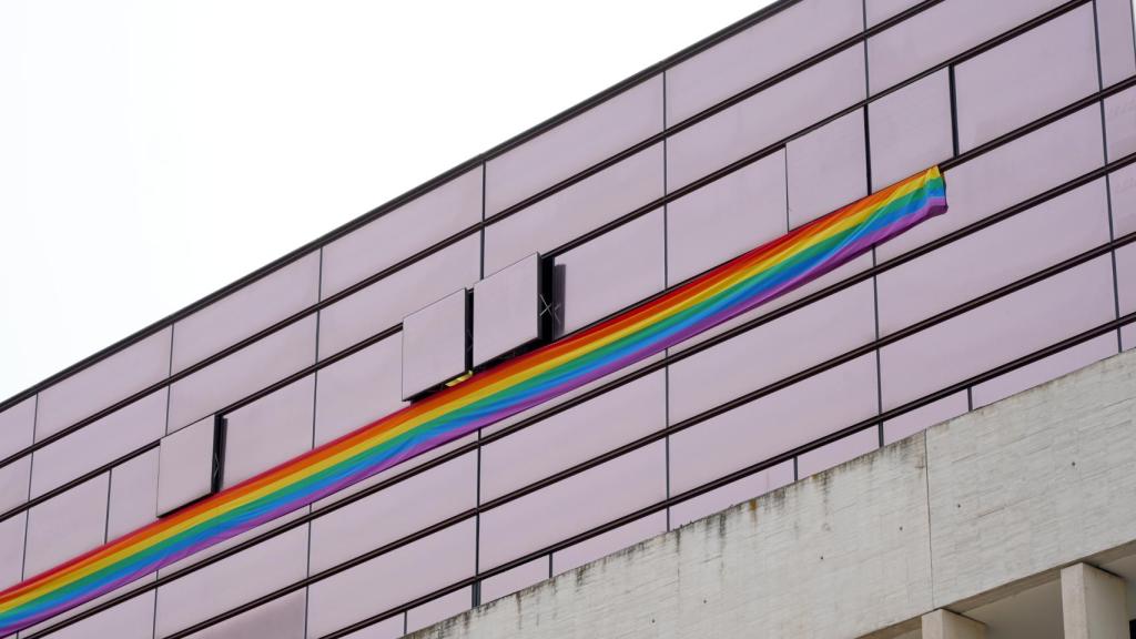 El PSOE despliega una bandera LGTBI de 50 metros sobre la fachada de las Cortes