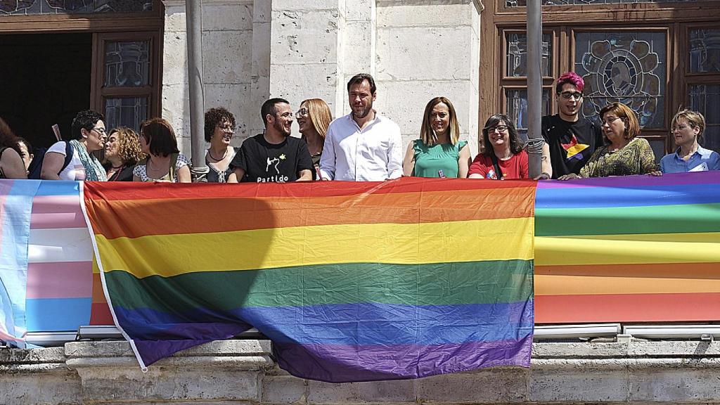 Óscar Puente con una bandera LGTB, junto a Virginia Barcones, en el balcón del Ayuntamiento de Valladolid