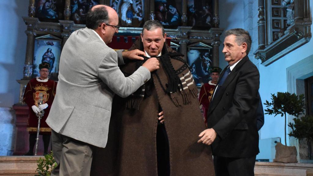 Javier Faúndez, nuevo presidente de la Diputación de Zamora, envuelto en la capa alistana