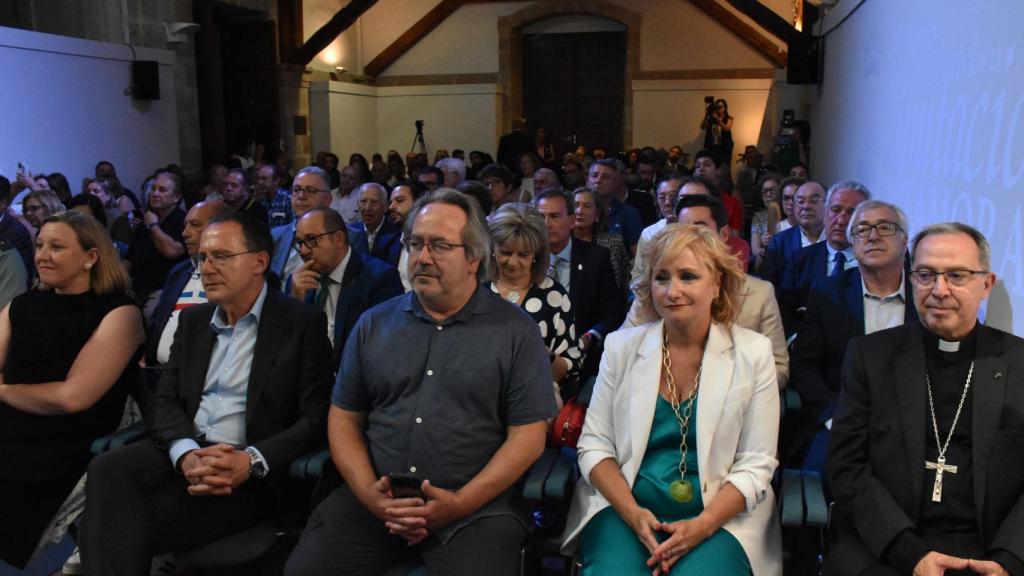El obispo de Zamora, Fernando Varela; la delegada territorial de la Junta, Leticia García; el alcalde de Zamora, Francisco Guarido; el subdelegado de Gobierno de Zamora, Ángel Blanco; y la consejera de Familia, Isabel Blanco