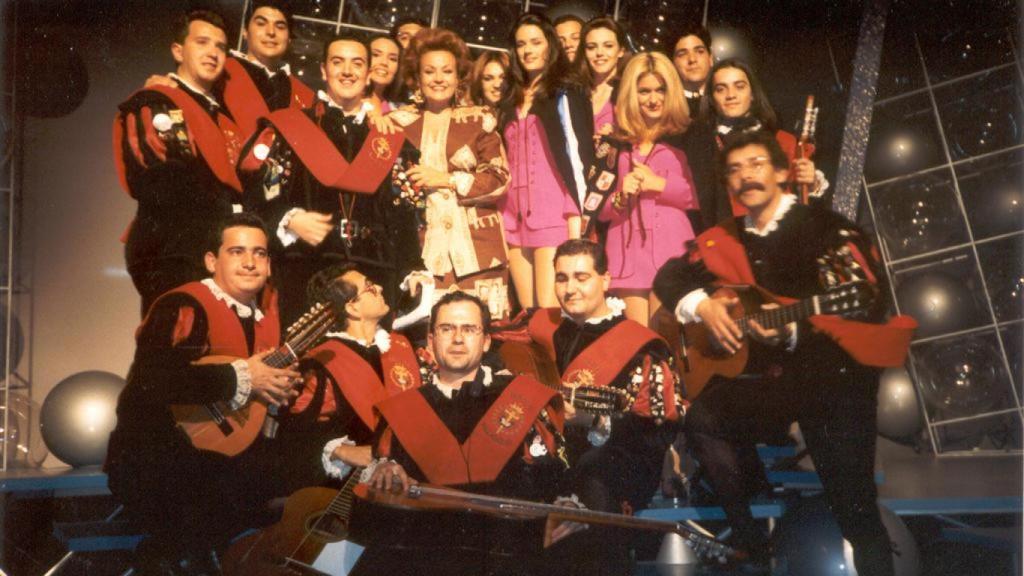 Carmen Sevilla junto a la tuna de Derecho de Valladolid