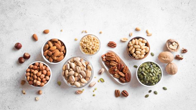 Cuencos con frutos secos y semillas.