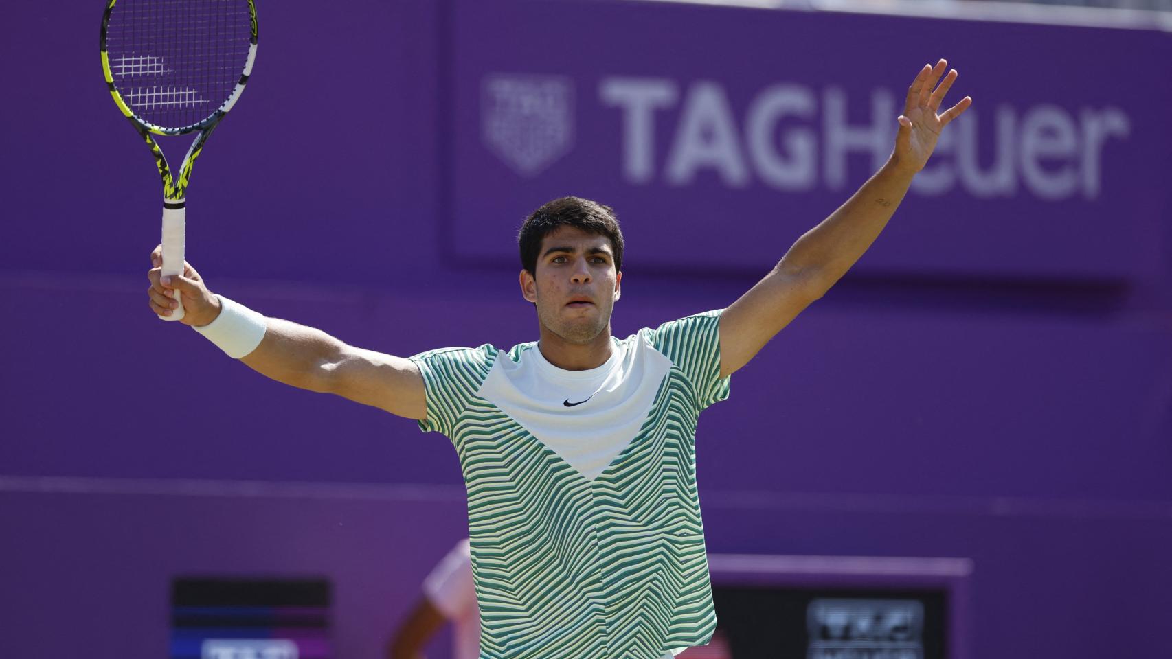 Carlos Alcaraz celebra su victoria frente a Alex de Miñaur en Queen's.