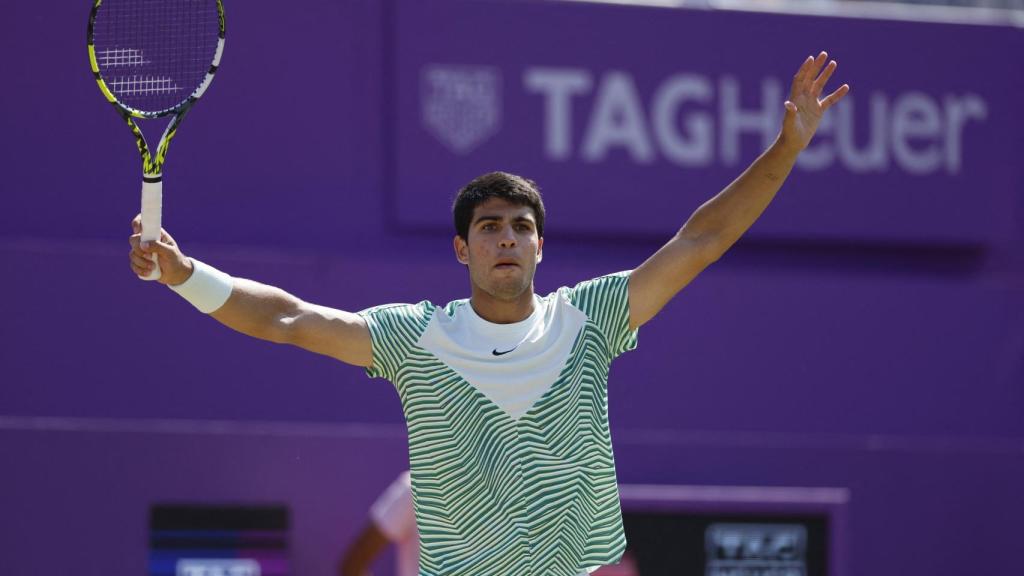Carlos Alcaraz celebra su victoria frente a Alex de Miñaur en Queen's.