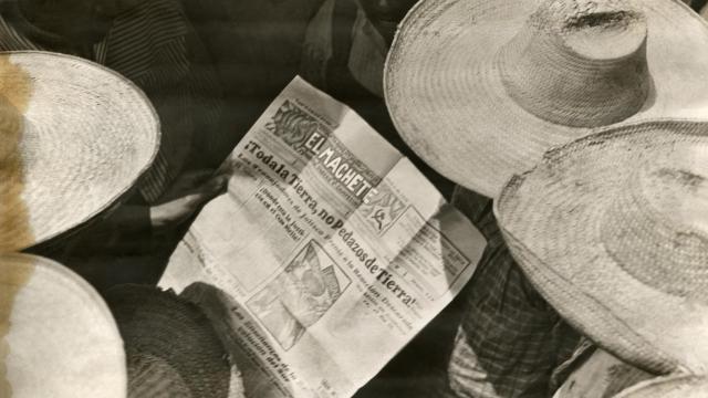 Tina Modotti: 'Hombres leyendo El Machete', h. 1927. Colección y Archivo de Fundación Televisa, Ciudad de México