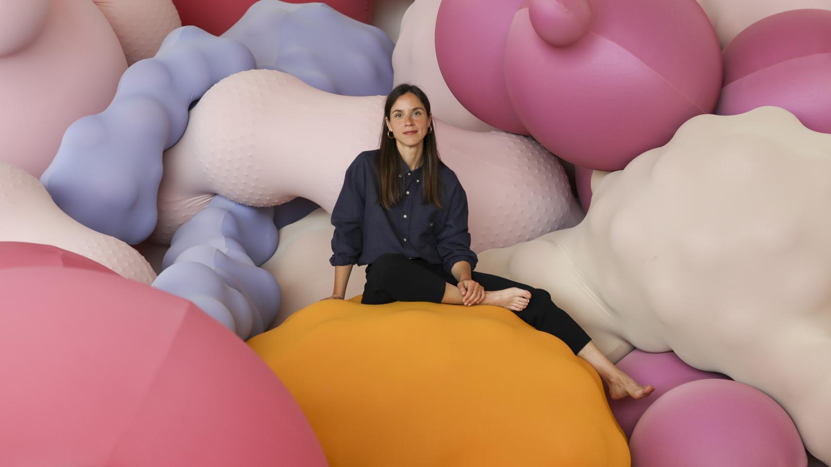 Eva Fàbregas en el centro de su pieza 'Oozing', 2023, en el Centro Botín